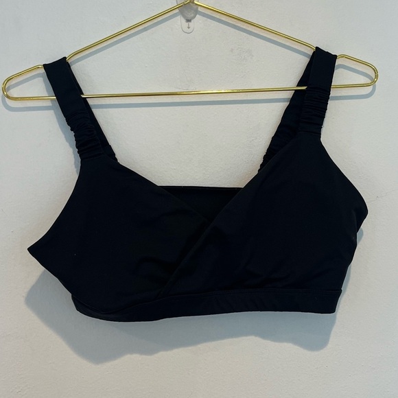 Fabletics Women’s Cross Front Sports Bra Size Medium - Picture 2 of 6